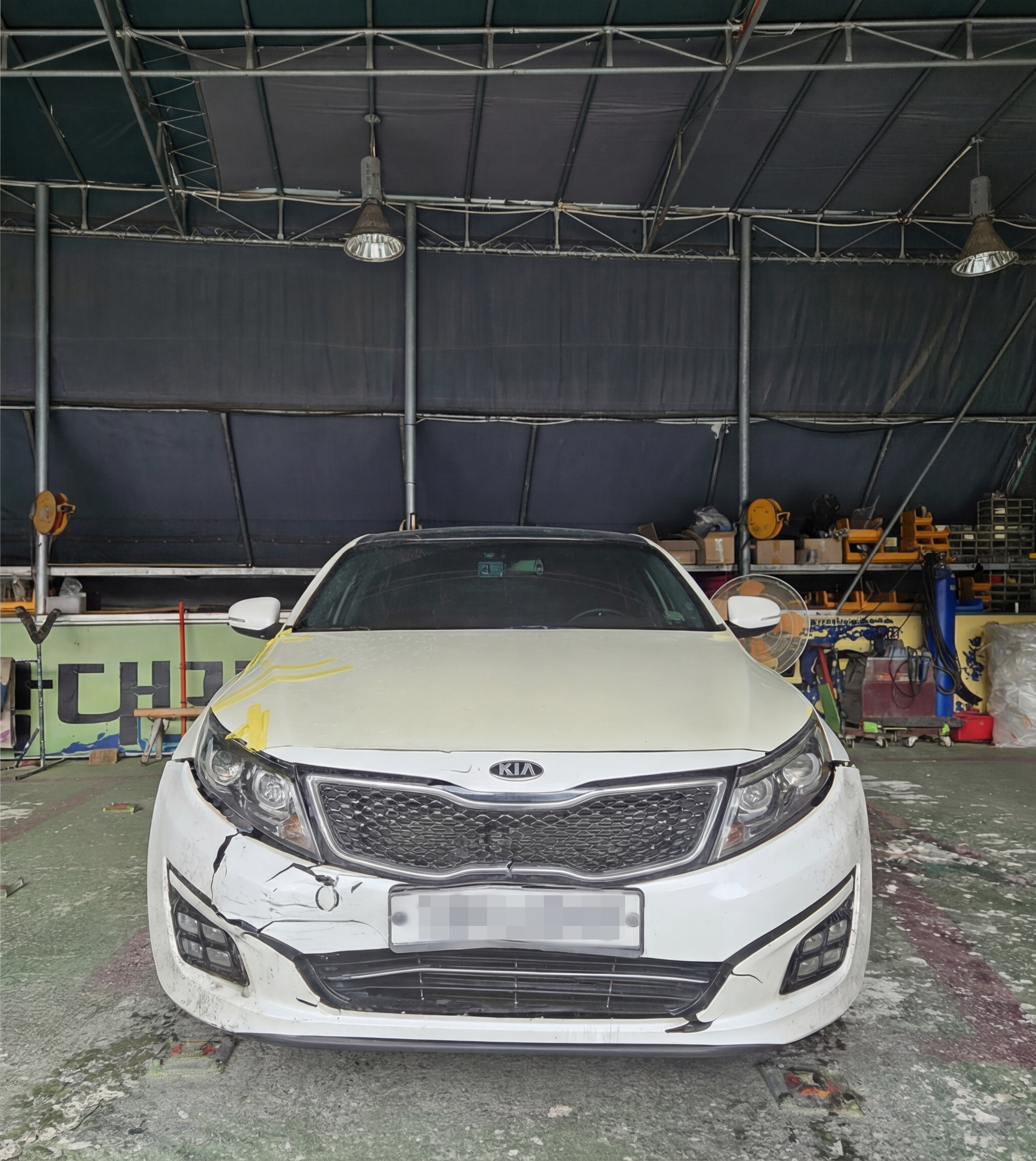 대전 기아 K5 전면부 추돌사고 판금도색 수리 전 - 보닛 범퍼 파손